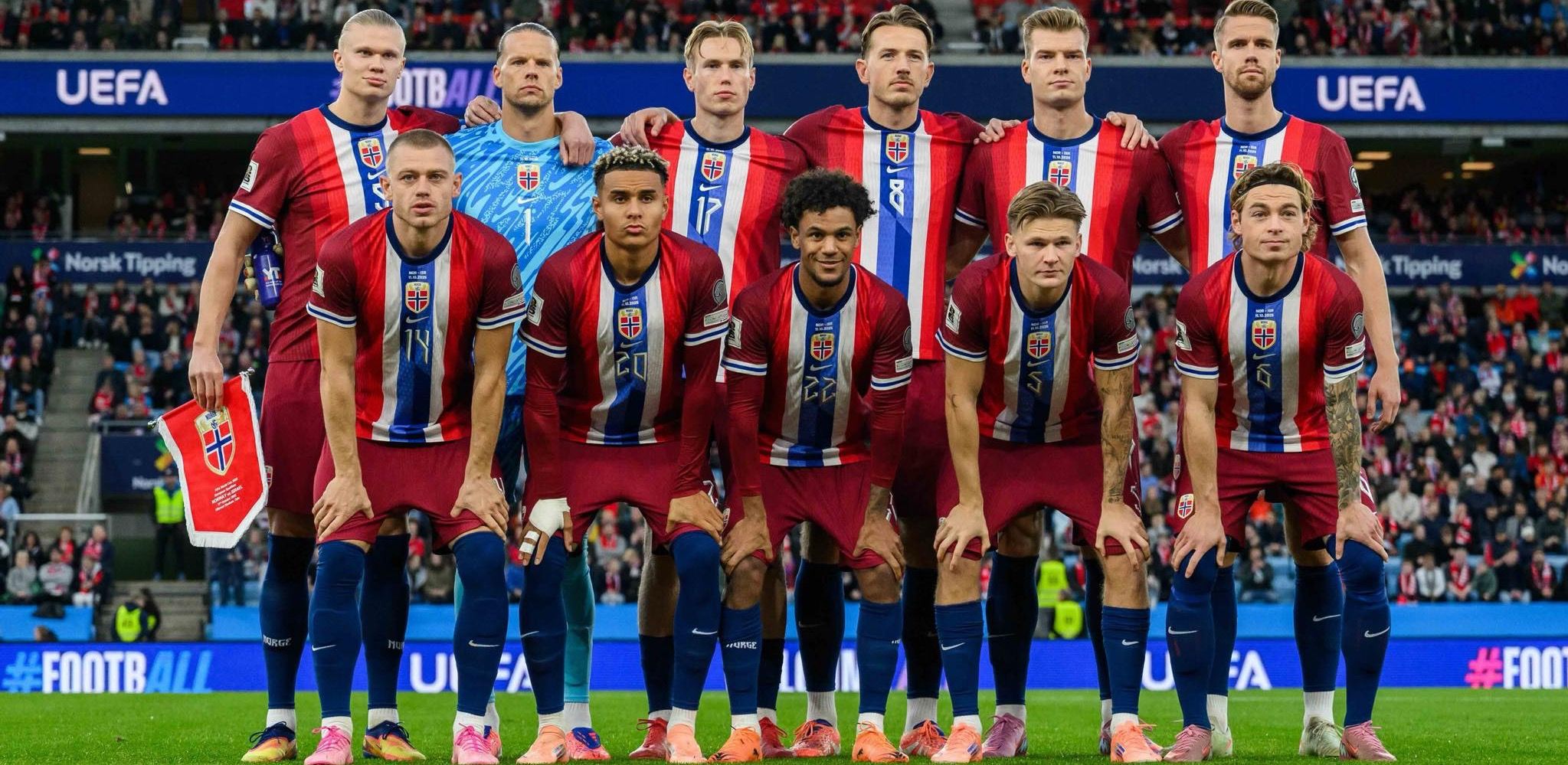 Norsk landslag i fotball oppstilt foran kamp
