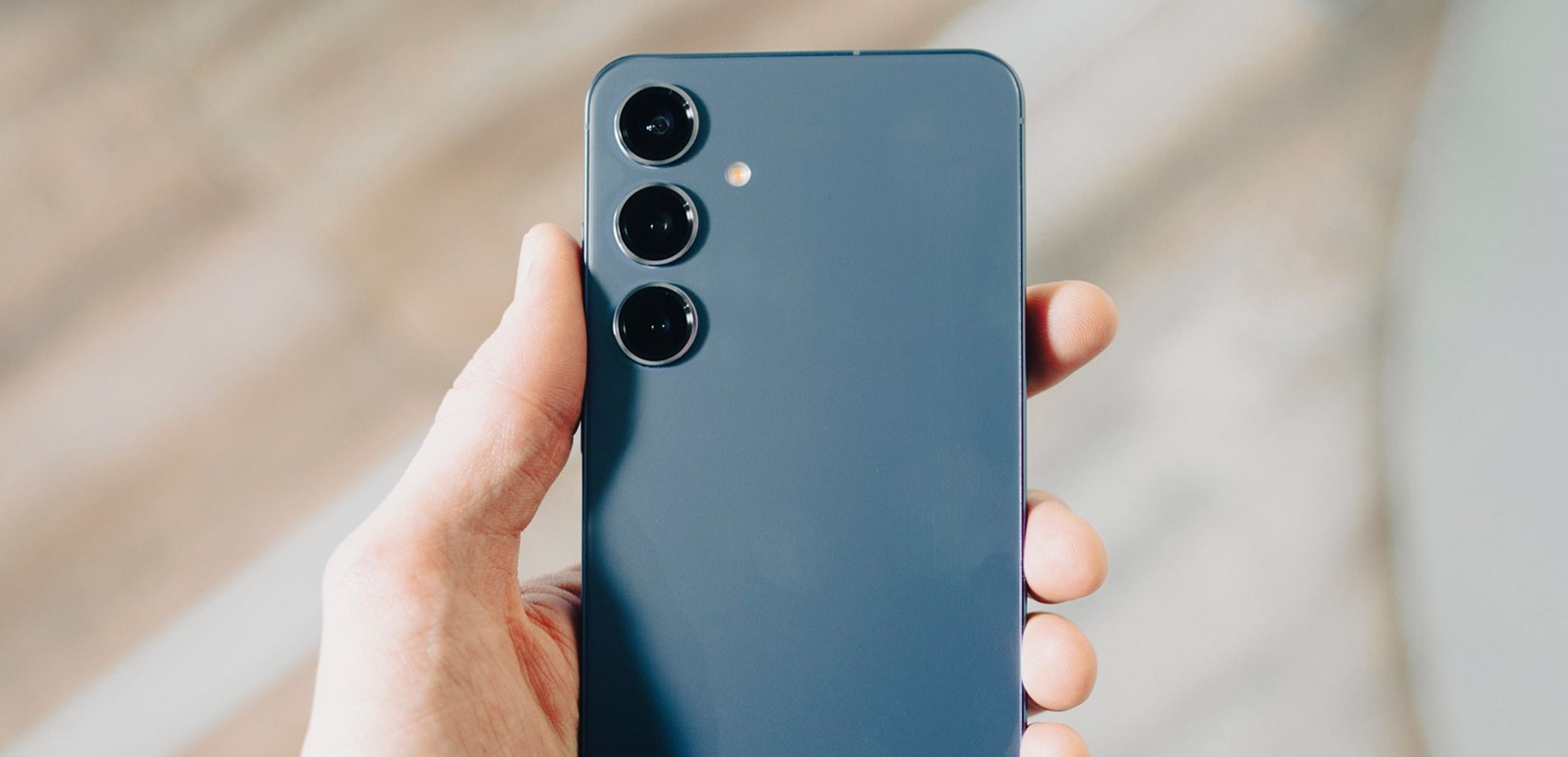 baksiden av galaxy s24 med tre kameralinser
