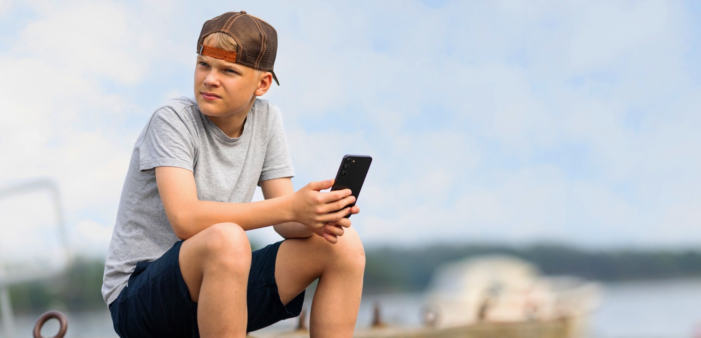 Gutt mobil bruker 5G på hytta
