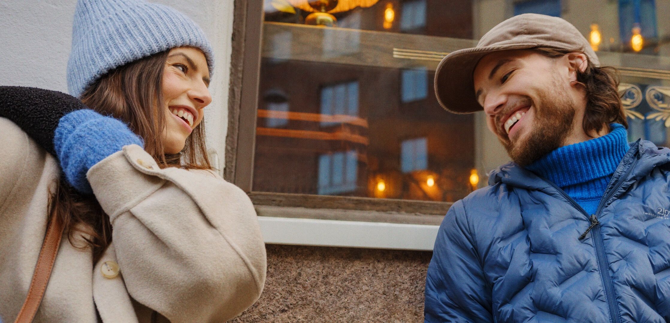 Par på kafé med mobilabonnement fra Telenor