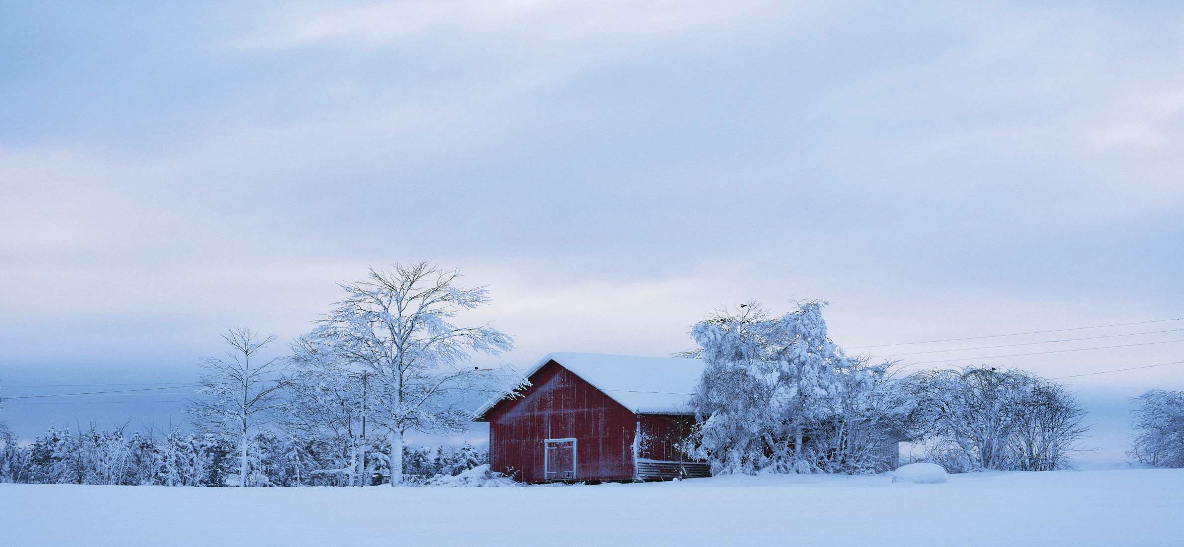 Rød låve i vinter på Toten