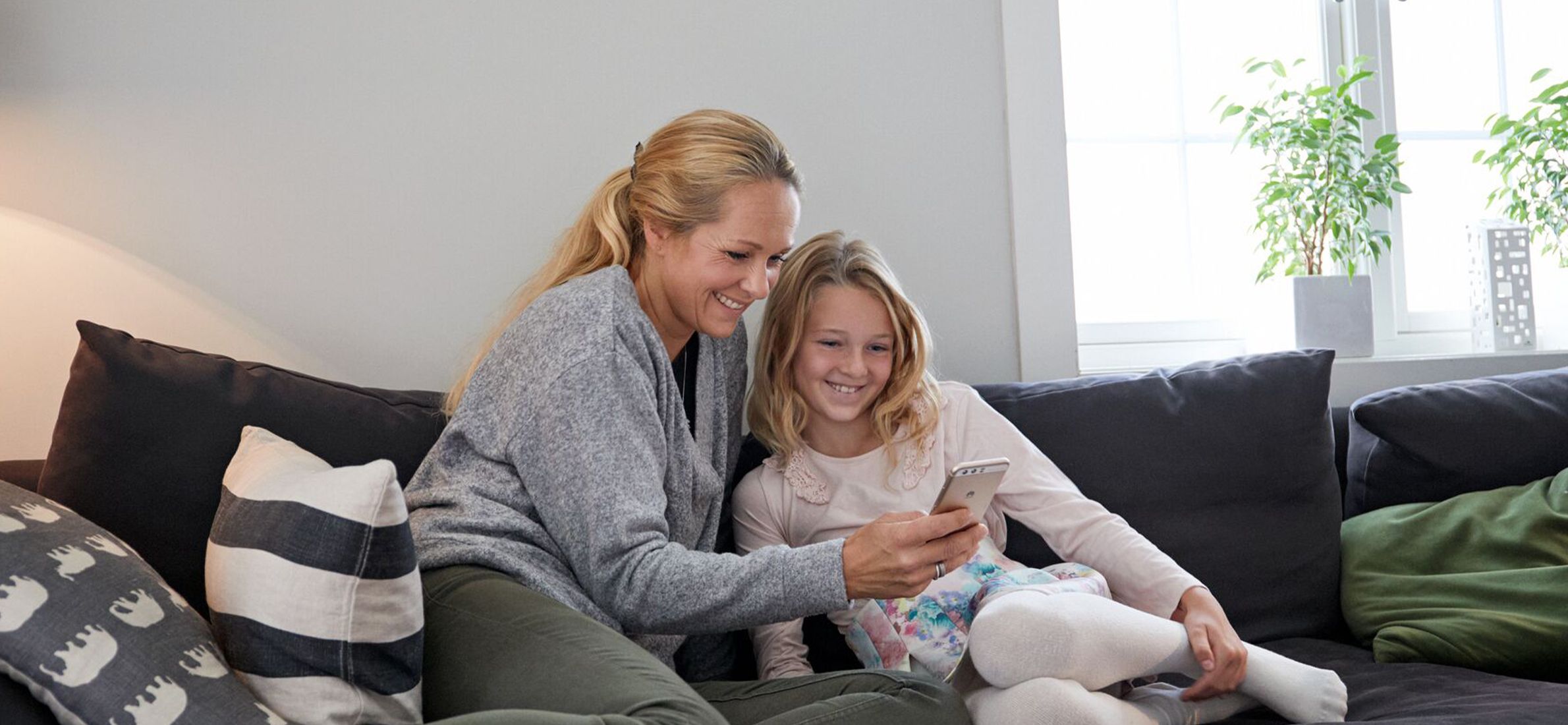 Mor og datter med mobil.