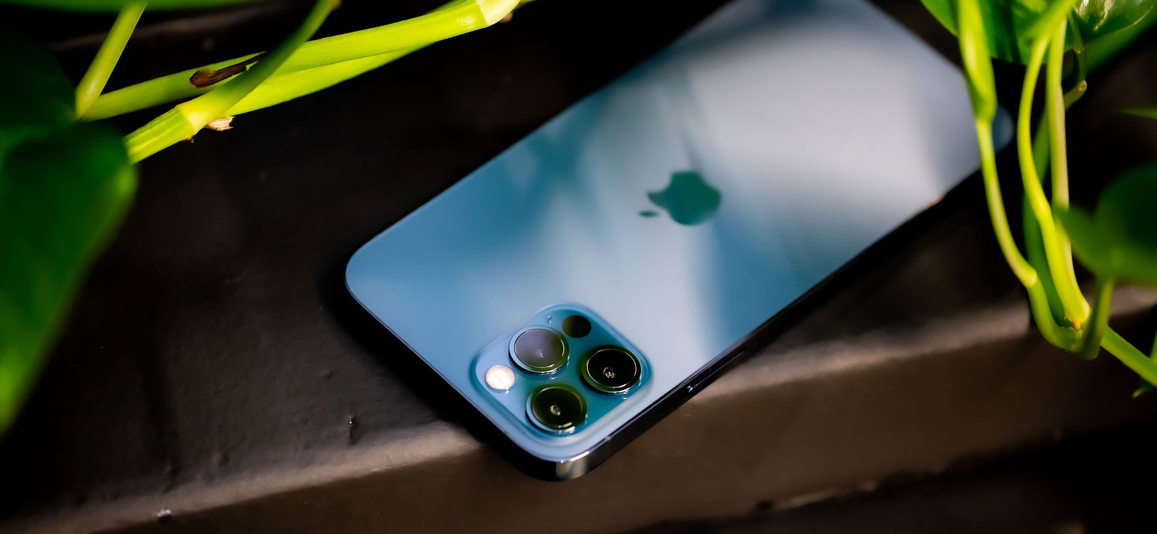 iPhone 12 Pro i fargen blå