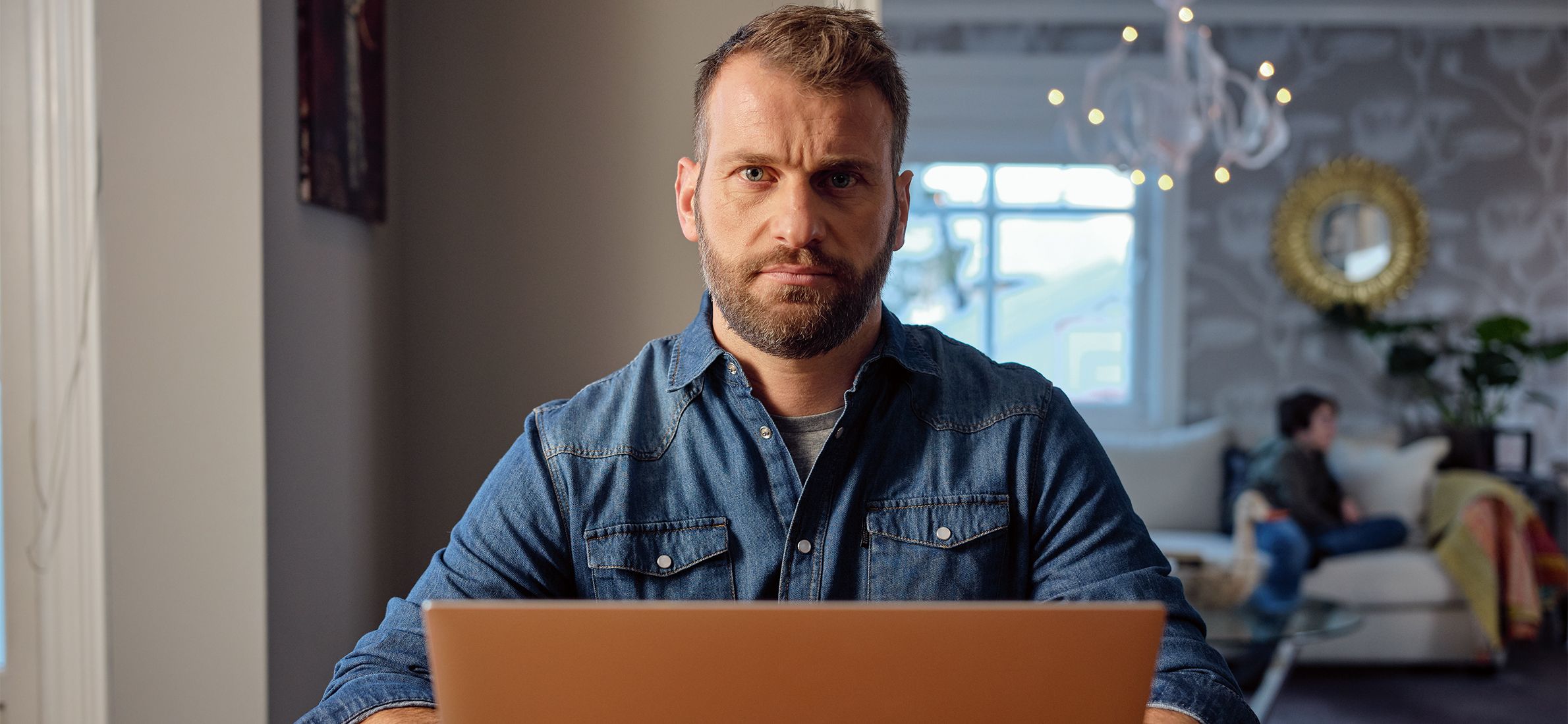 Mann foran laptop