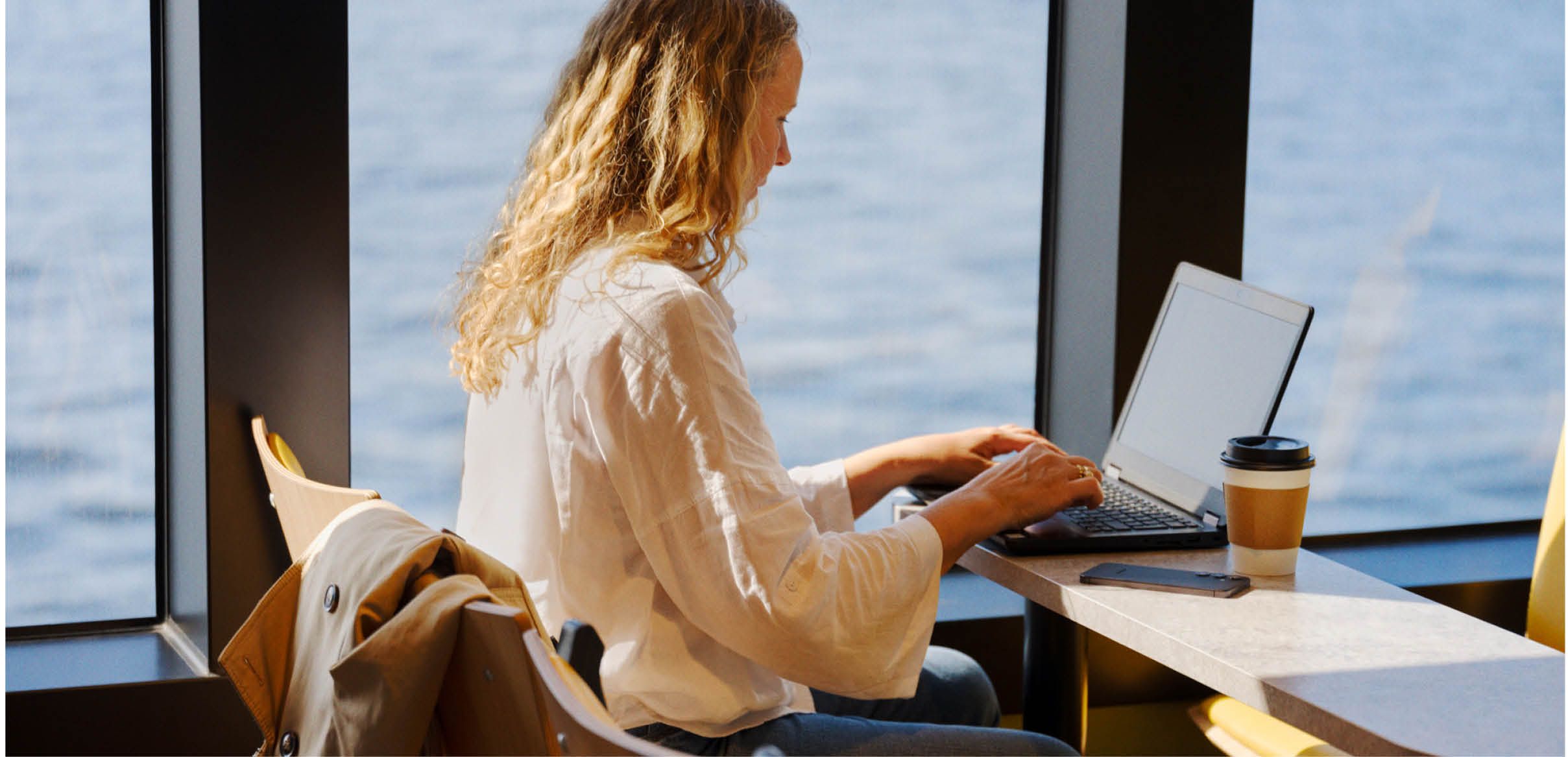 Kvinne med PC og VPN