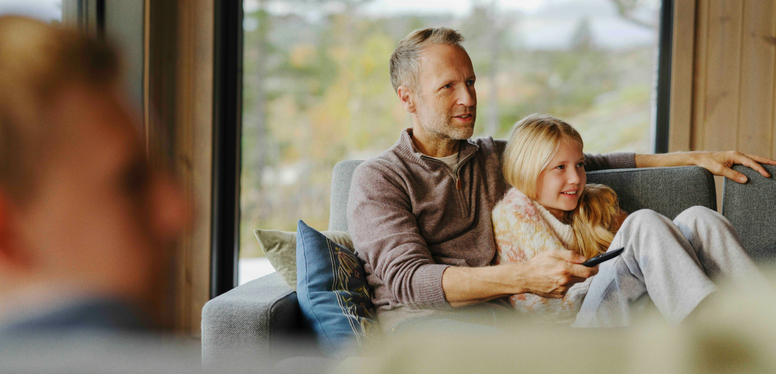 Far og datter med T-We og trådløst bredbånd på hytta