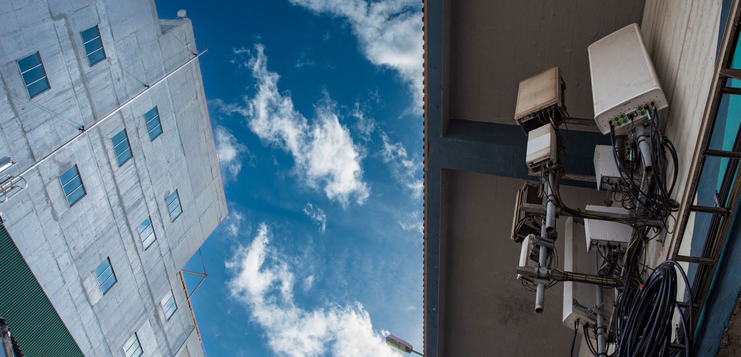 Bygning og mobilnett industri med antenner under blå himmel