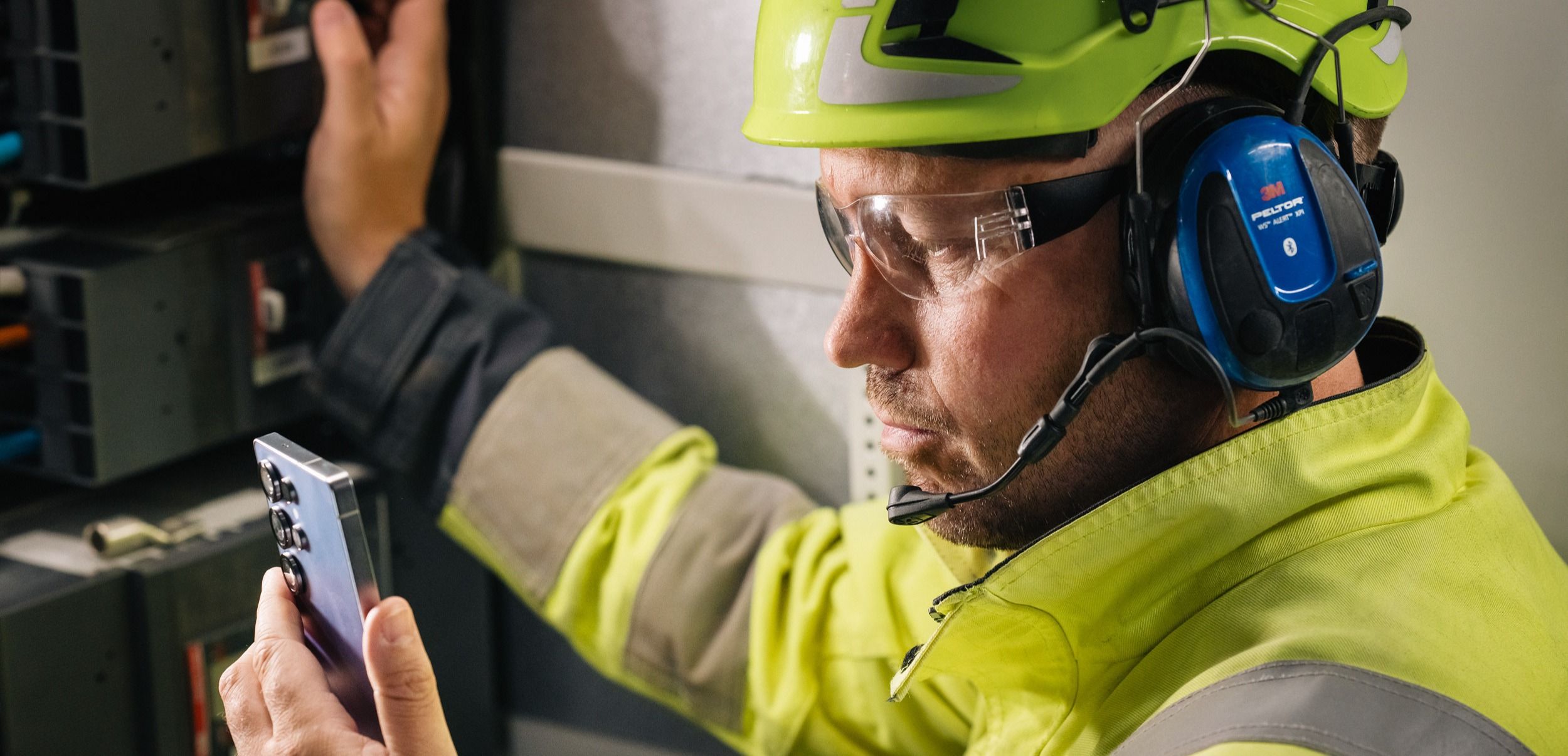 Person i industrien som er avhengig av mobilnett