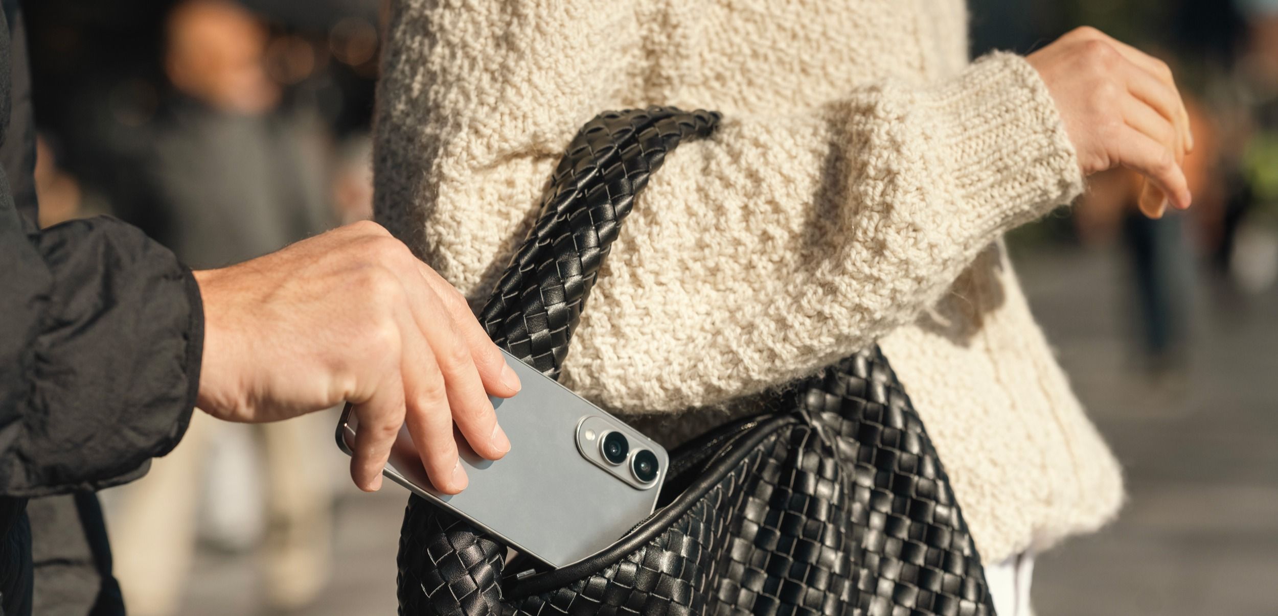 Mobilen er borte – hva nå? Her ser du en mobil som blir stjålet fra en veske