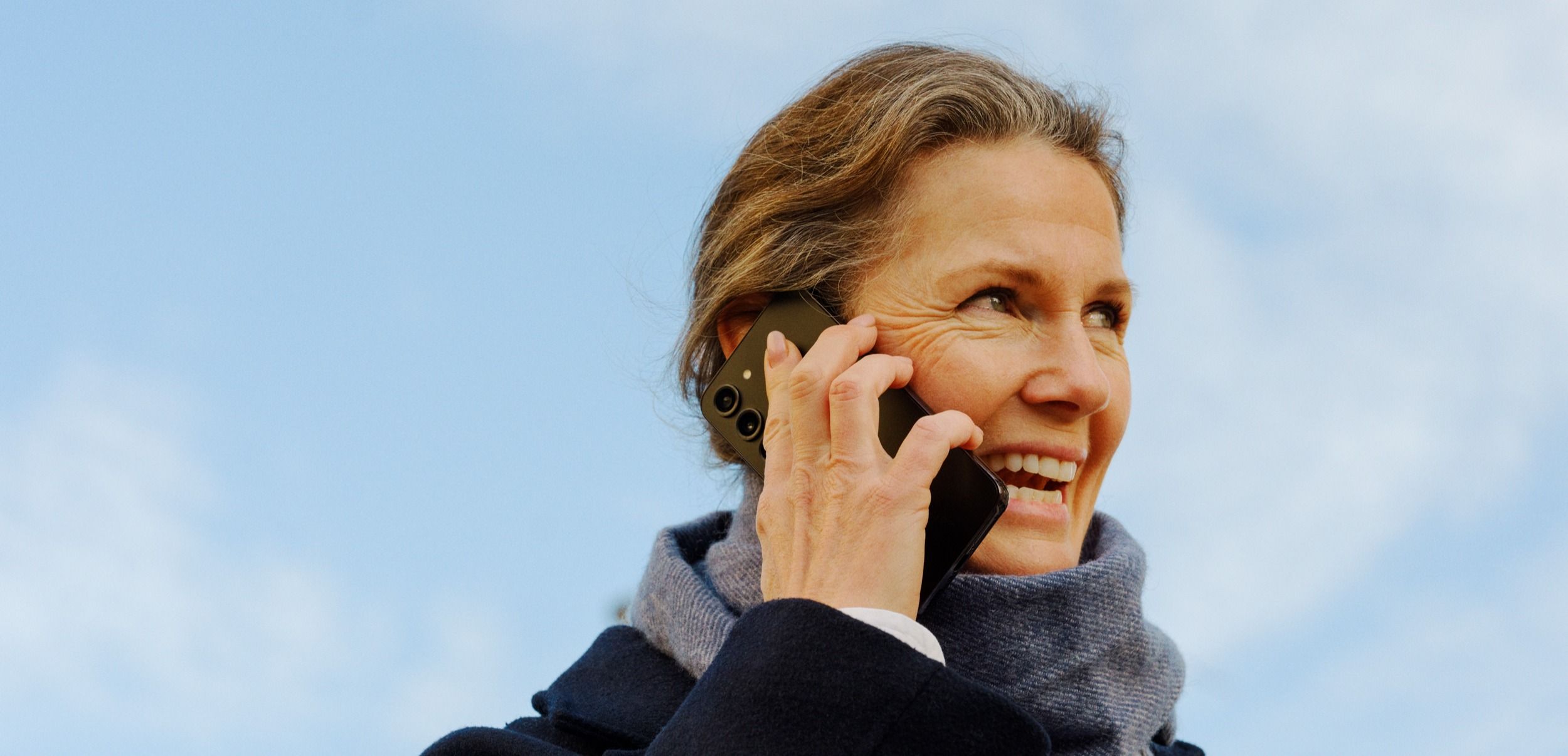 Kvinne som snakker i telefonen