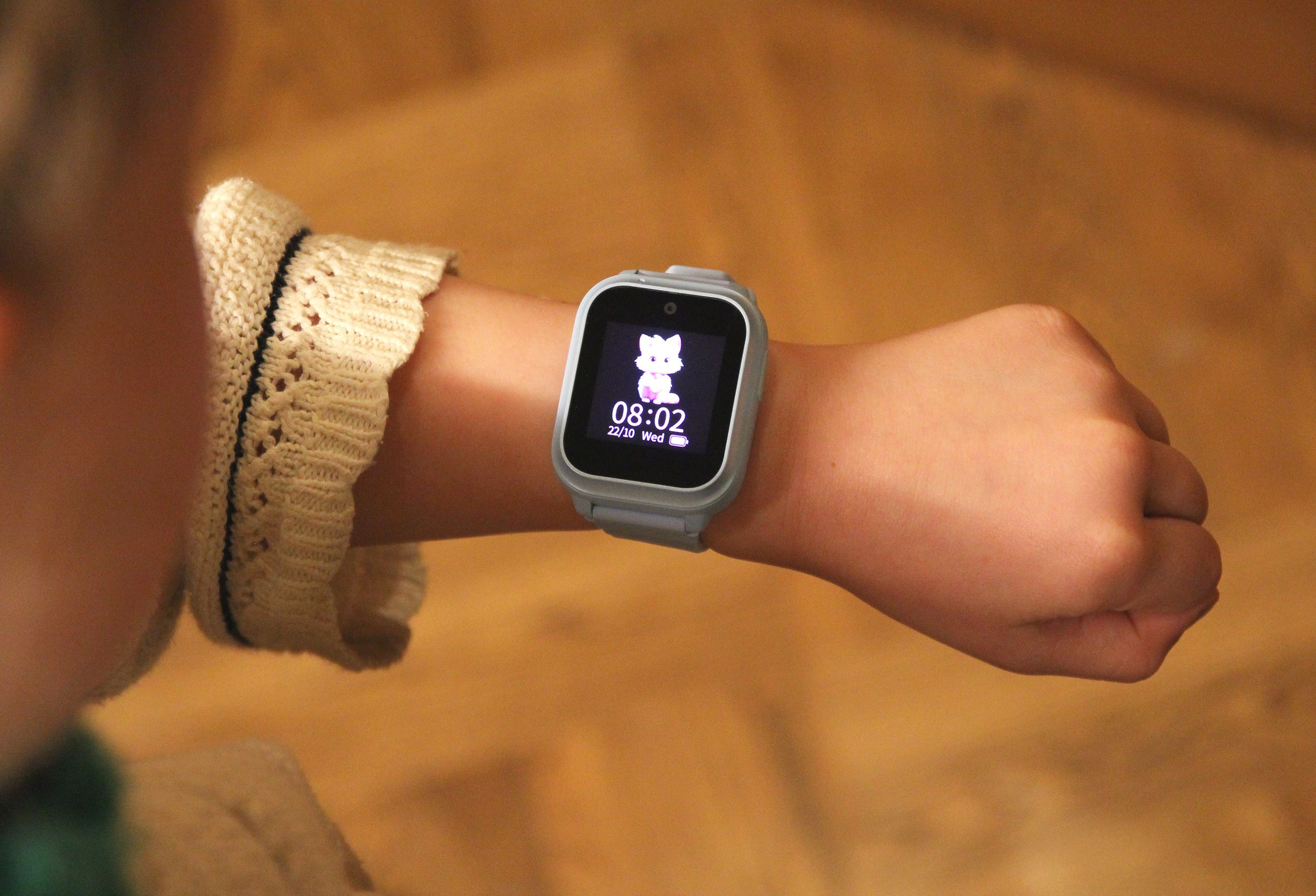 Barn som har på seg en smartklokke med animert skjermdisplay