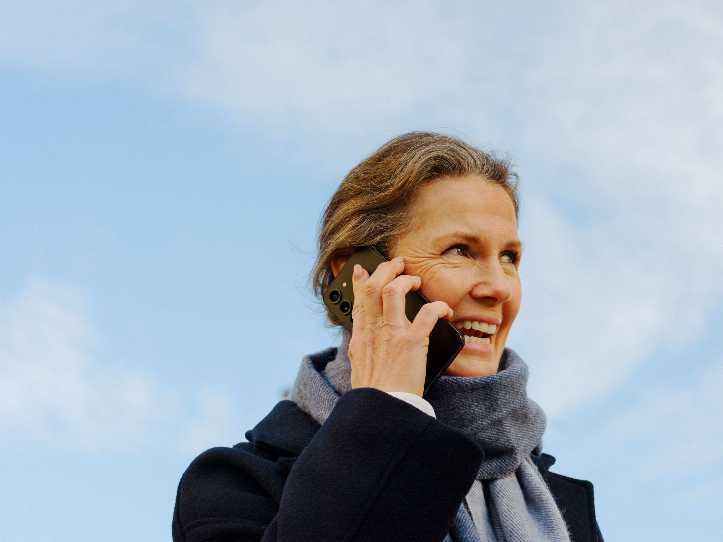 Kvinne holder mobiltelefon