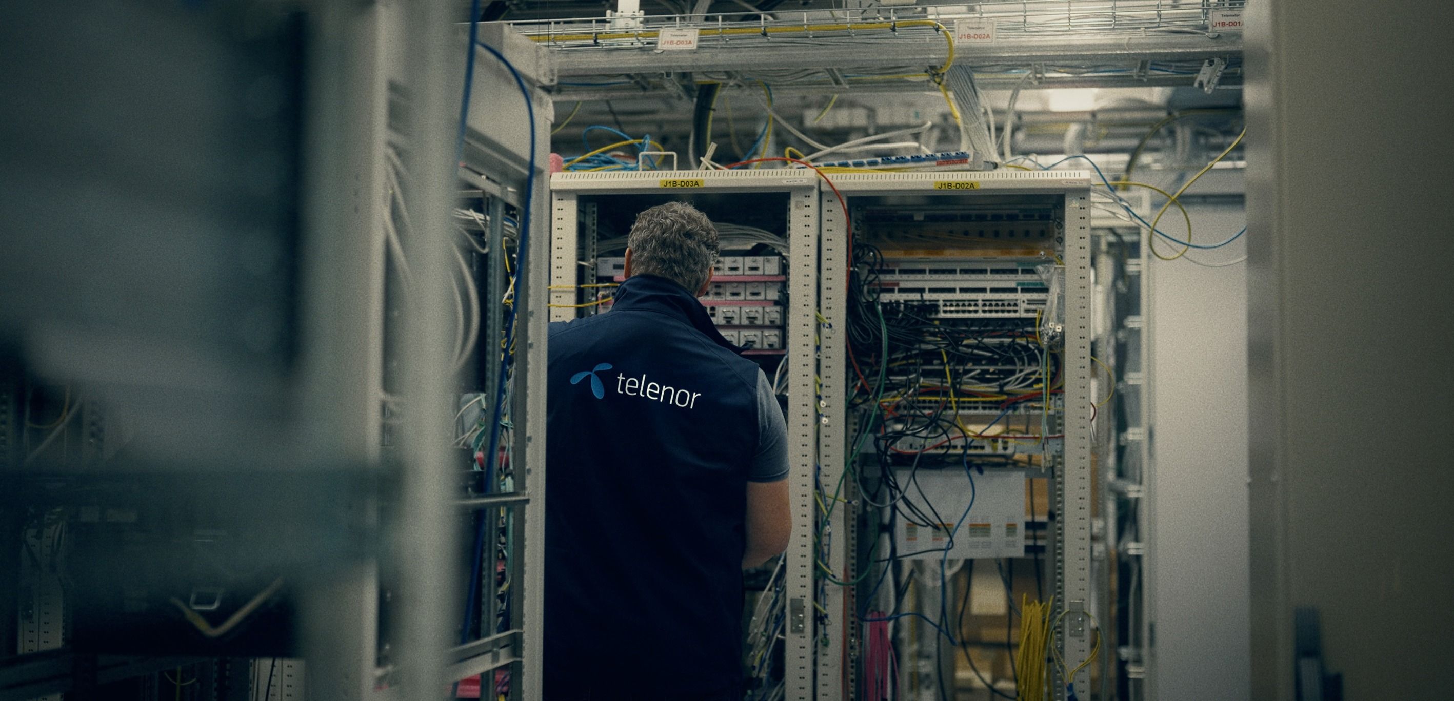 Telenor-tekniker installerer fibernett i en norsk boligblokk