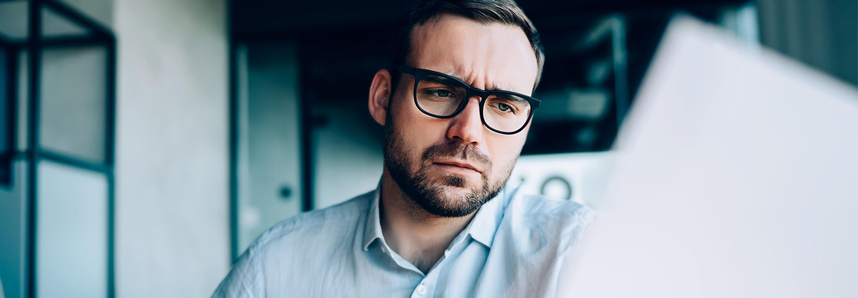Mann som lurer på om han er utsatt for ransomware