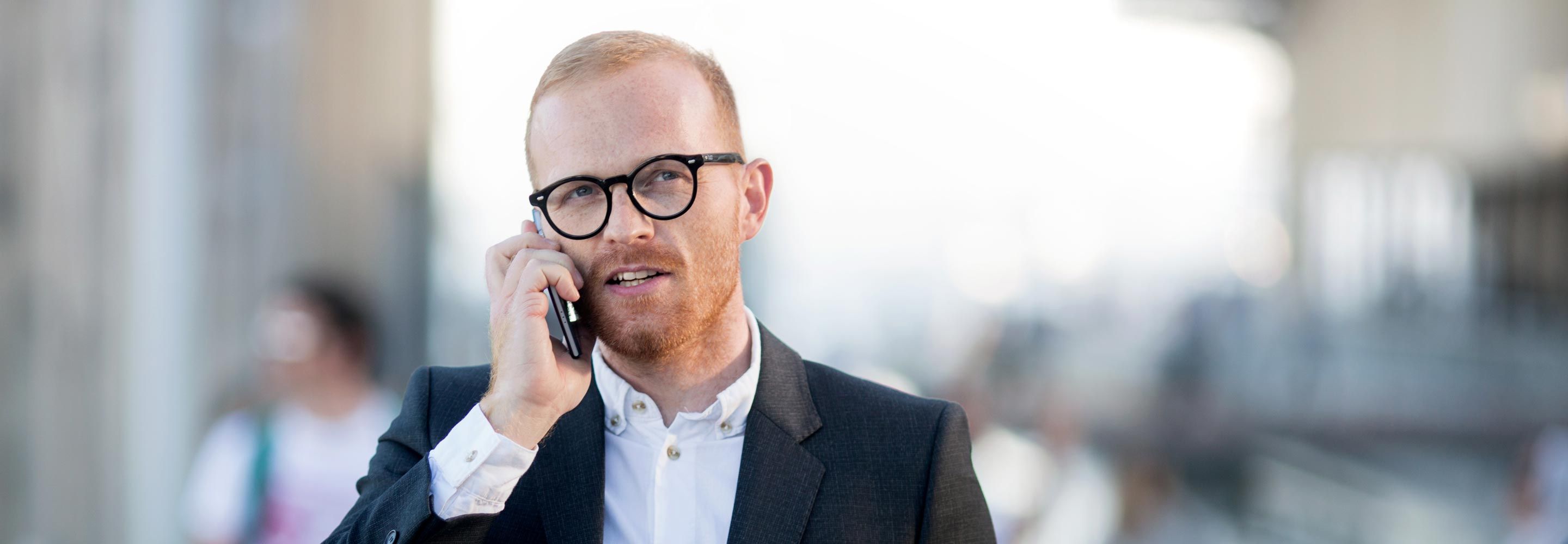 Mann som snakker i en mobiltelefon
