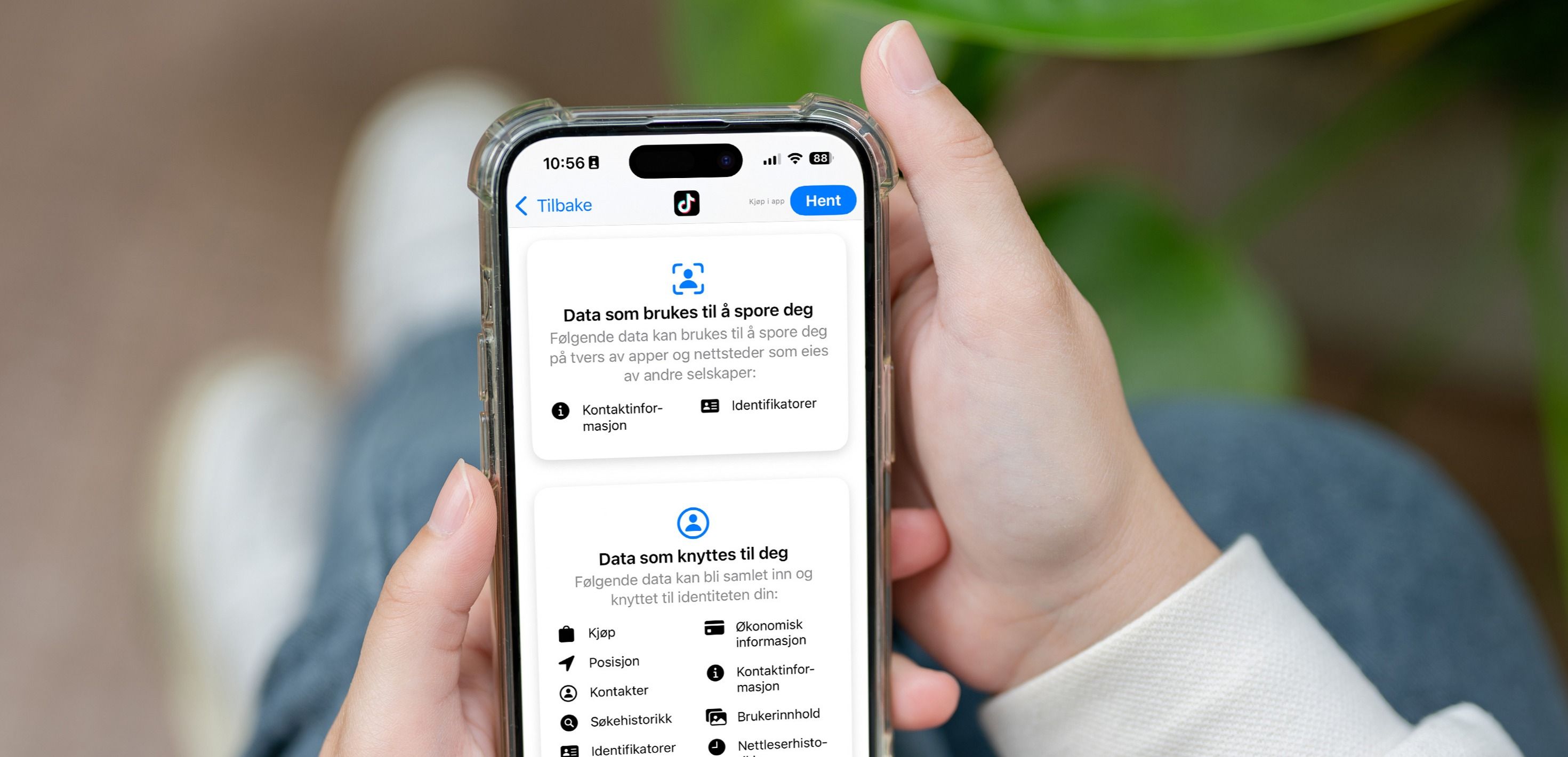 Person ser på persondata på mobil