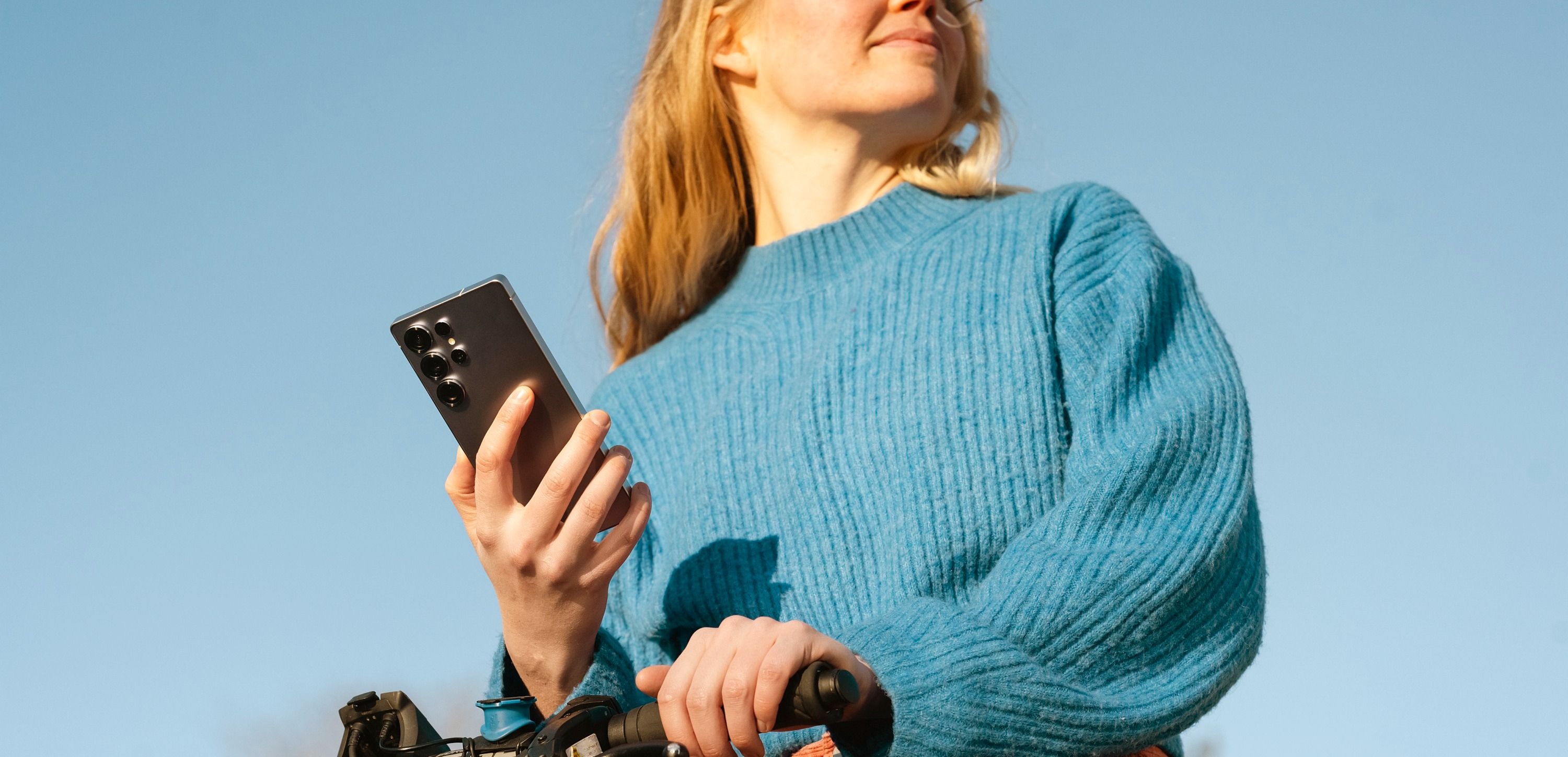 Plussforsikring med Splitt er smart. Her er en kvinne med mobil og sykkel