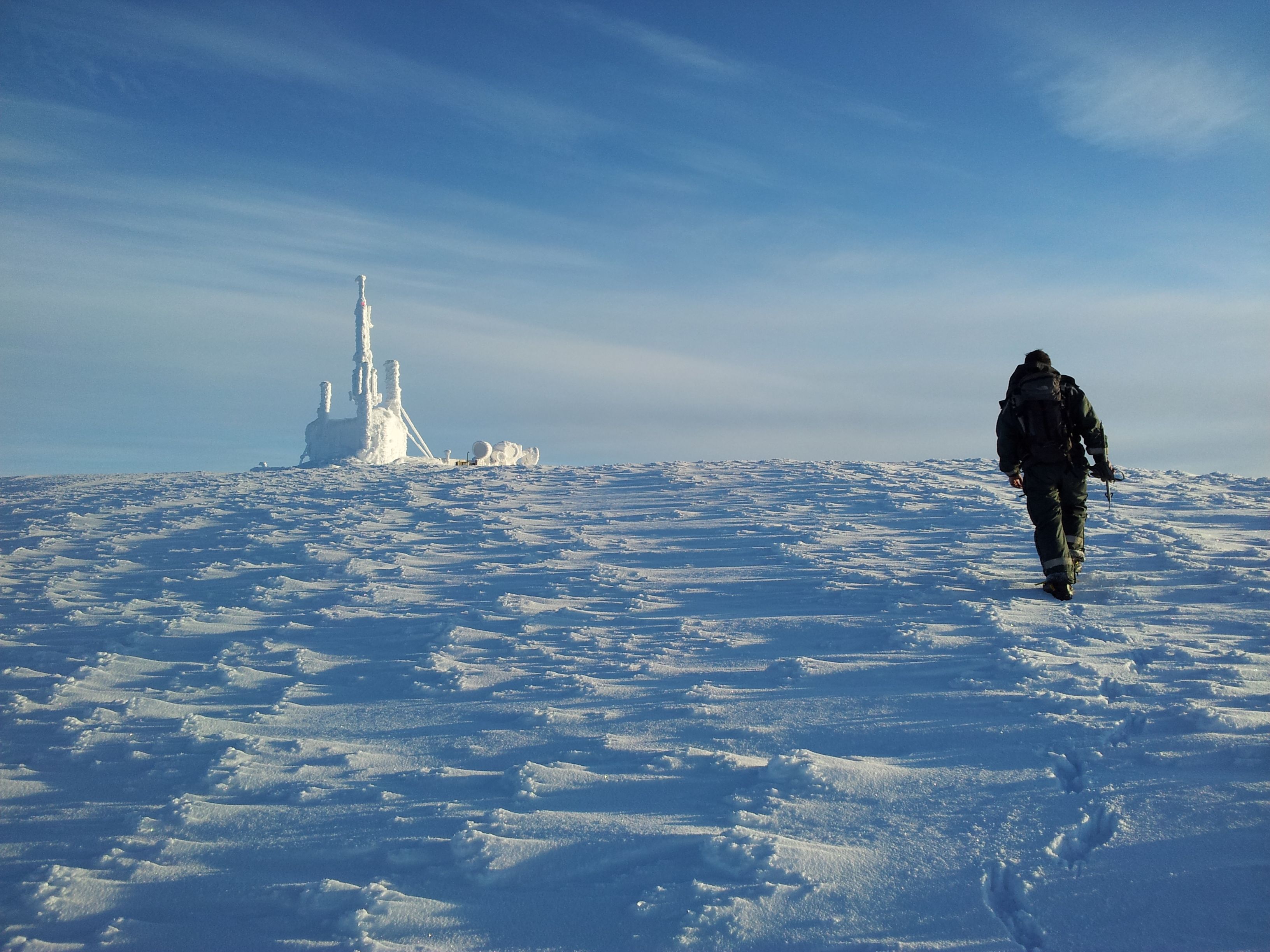 Dame som tar bilde av seg selv med telefon