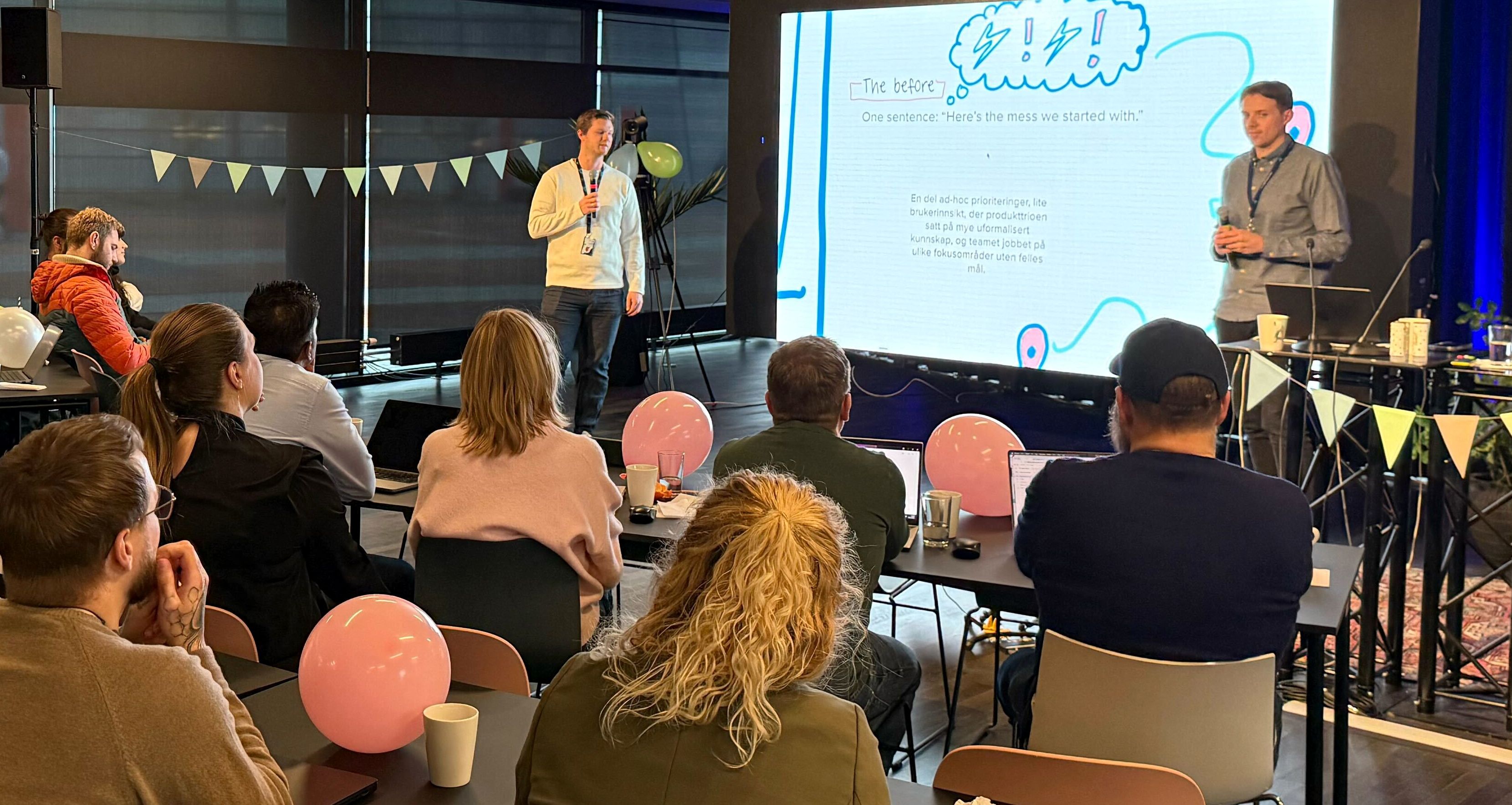 Et seminar eller møte med flere deltakere i moderne lokale