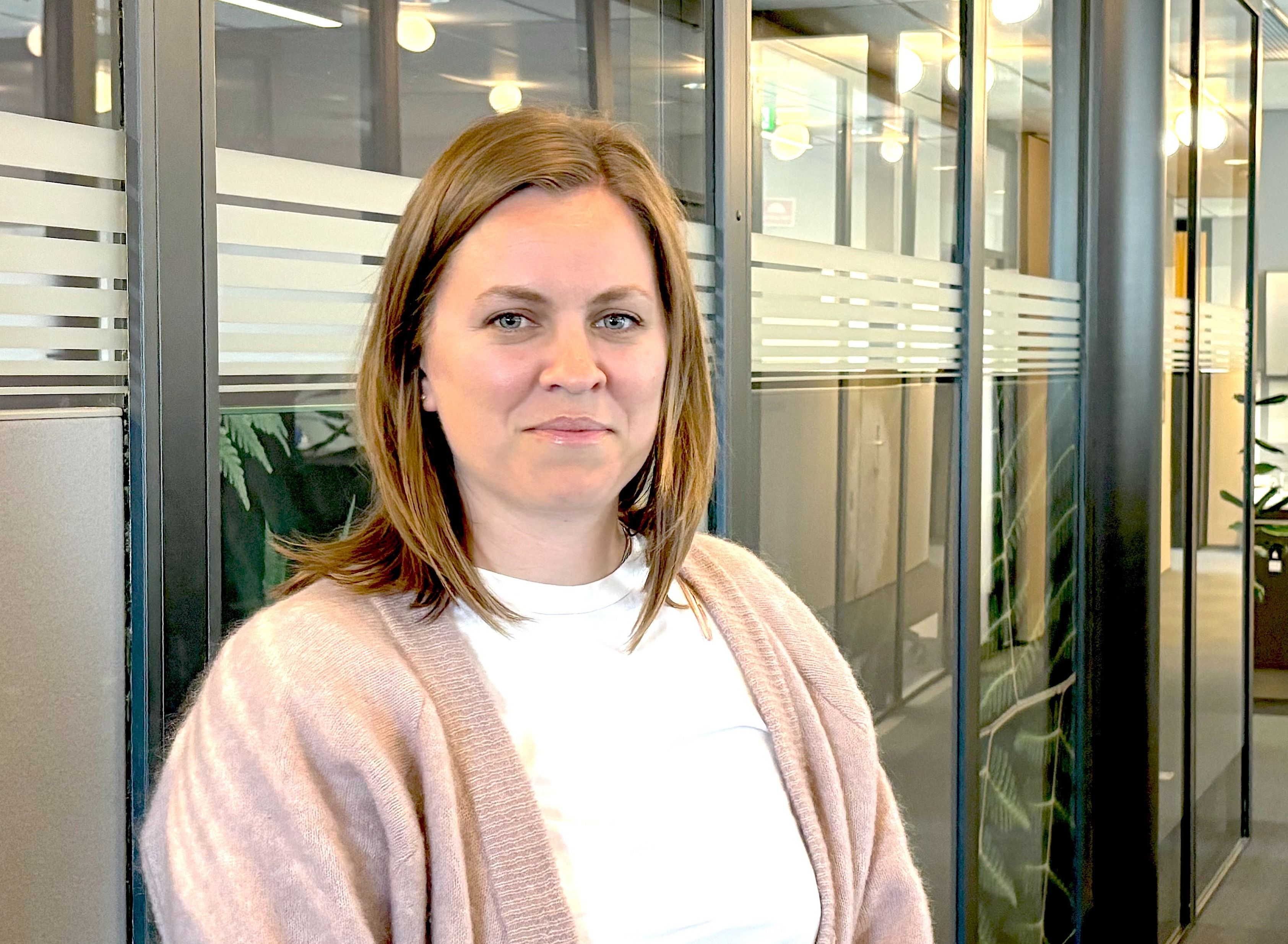 Hilde Dahle i kontorlandskap