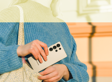 Dame legger sin Galaxy S25 Ultra i vesken