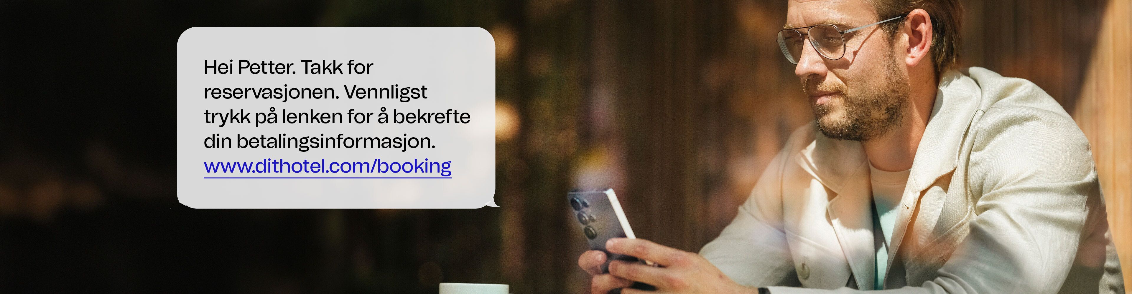 Mann i blå jakke bruker en smarttelefon