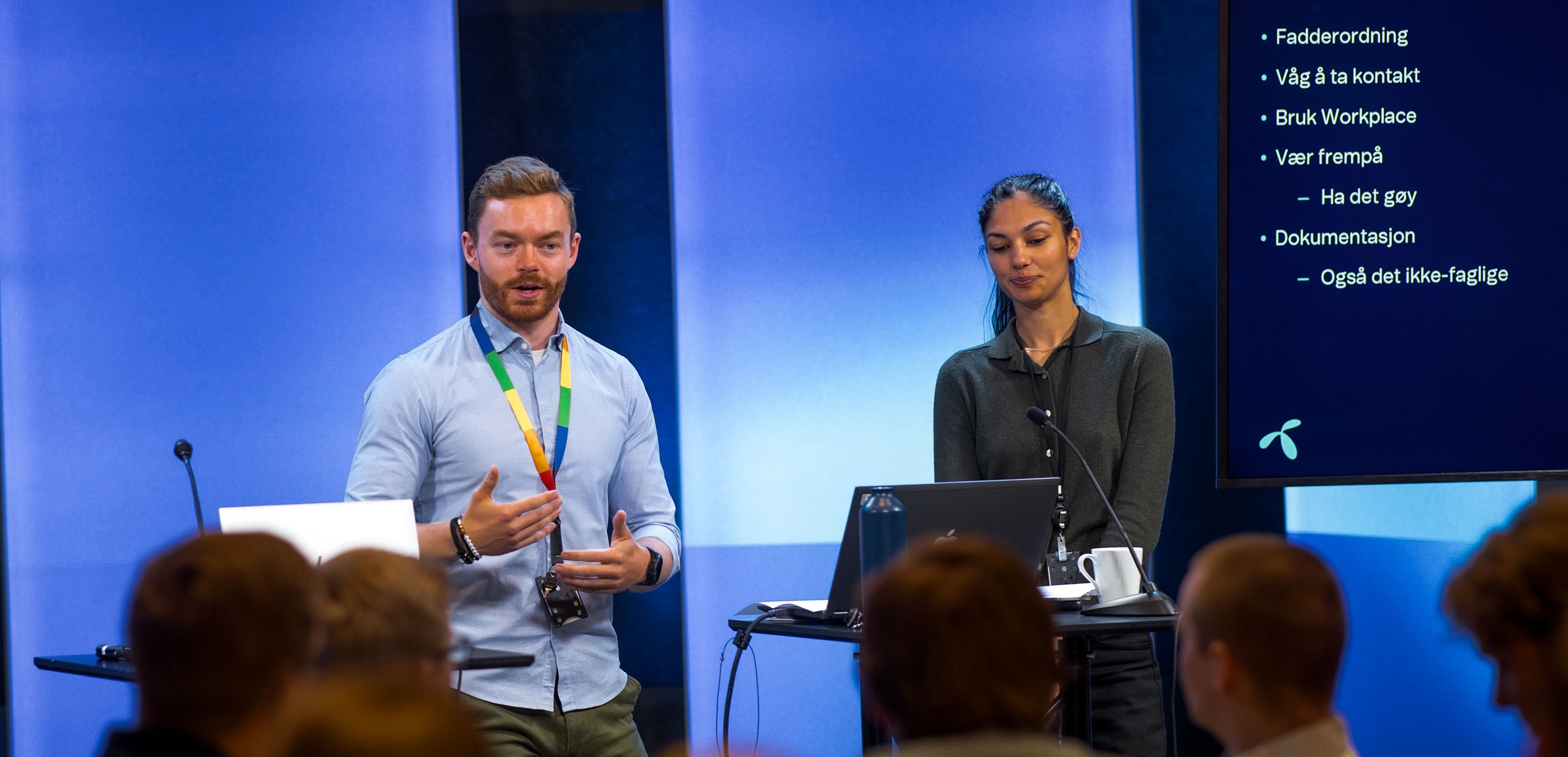 Presentasjon foran publikum med skjerm som viser sosiale tips