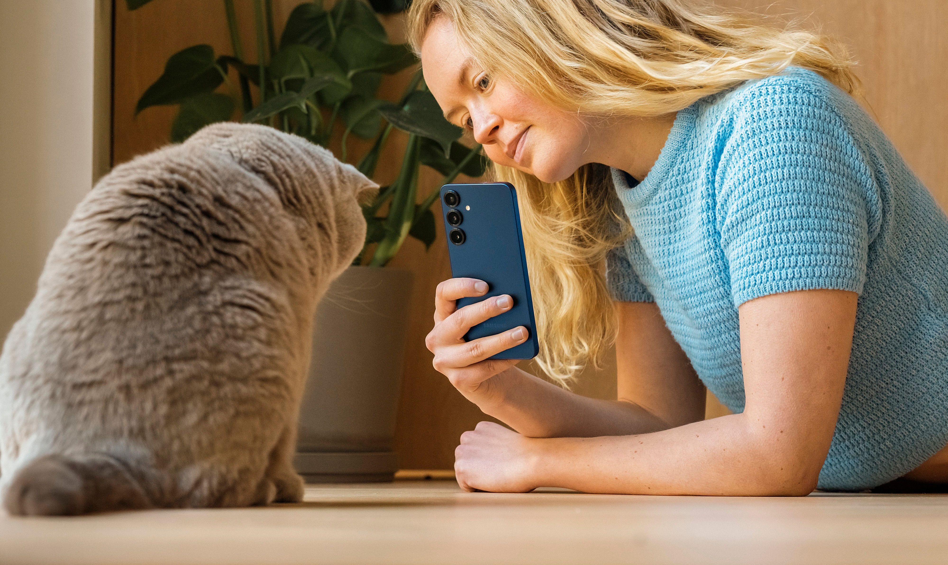 Dame tar bilde av katt med Samsung S25 Ultra