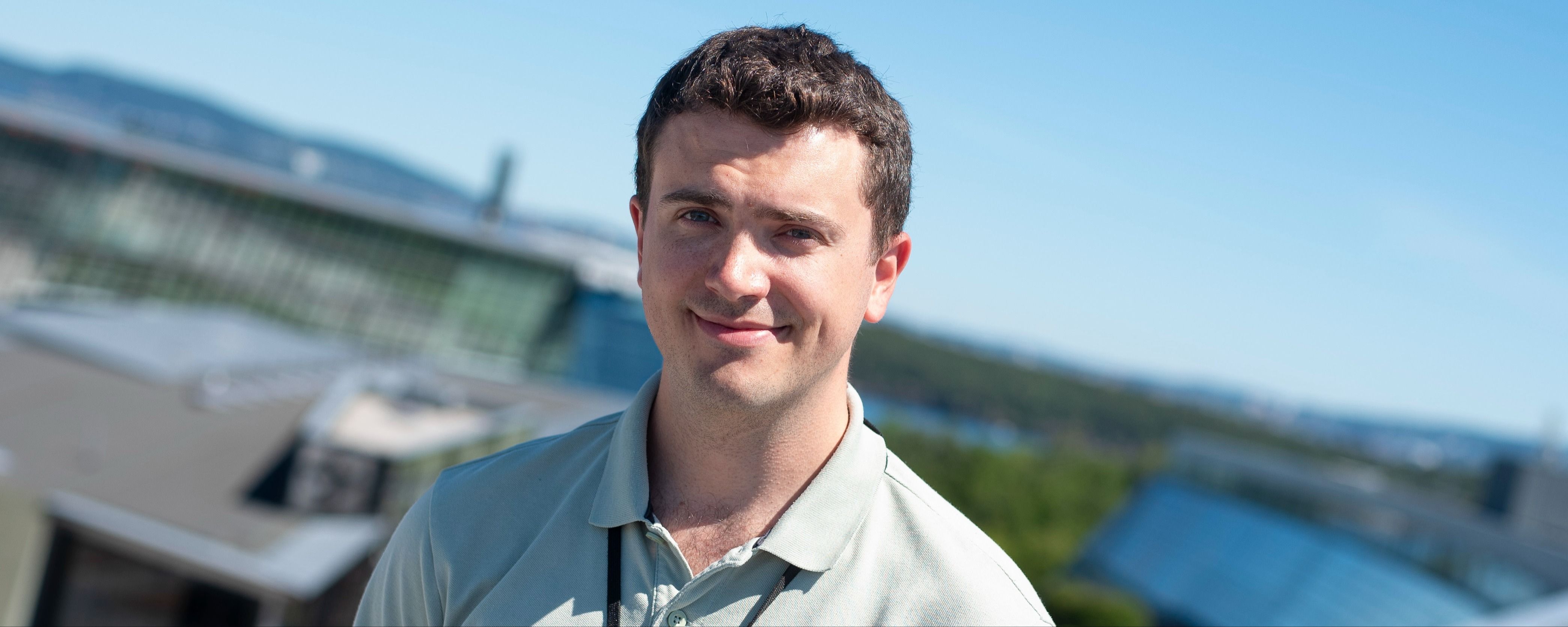 Mann med ID-kort, mulig jobb i Telenor. Carl Emil Hattestad.