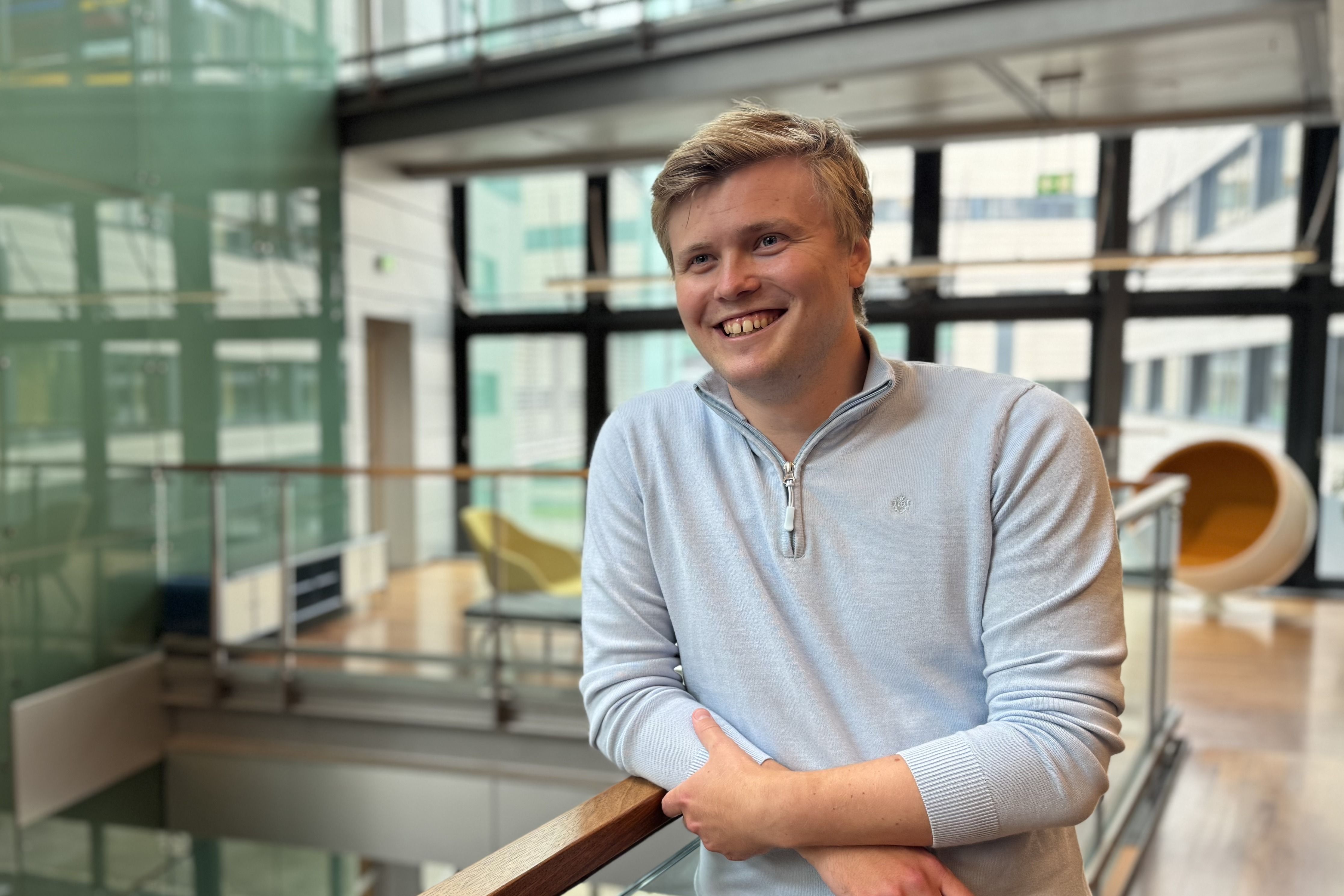 Illustrasjon av backend-utvikling med ikoner for kode, API og databaser