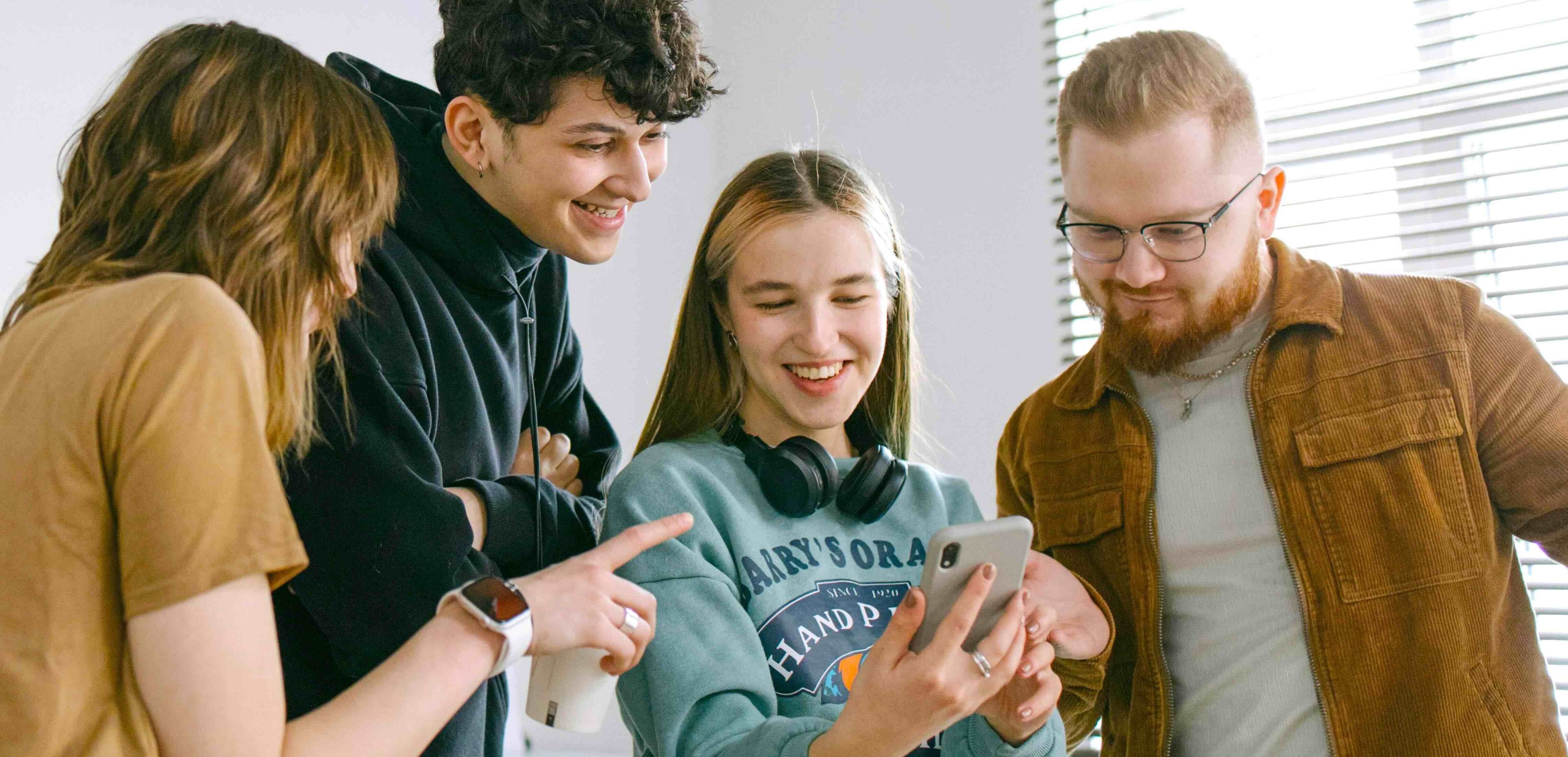 Fire venner med mobil