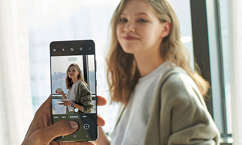 side samsung galaxy a32 5g: galaxy jente som blir tatt bilde av