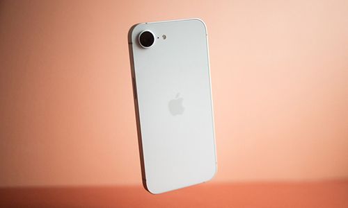 baksiden på iphone 16e i fargen hvit