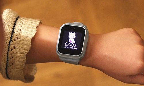 smartklokken zte k2 pro i fargen blå på håndleddet til et barn