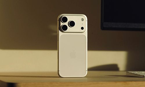 baksiden av den nye iphone 17 pro i fargen sølv