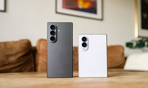 samsung galaxy z fold8 ultra og fold8 står på et trebord
