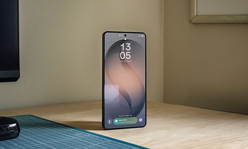 samsung galaxy s26 ultra på et trebord med lys skjerm