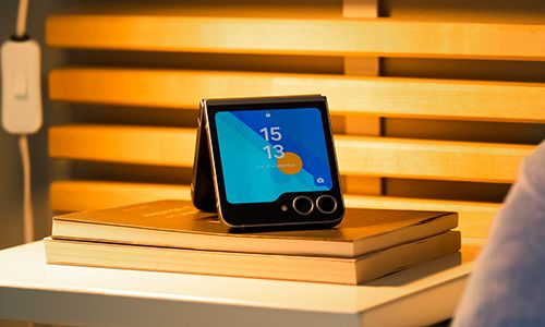 bilde av sammenbrettet galaxy z flip6 på et nattbord