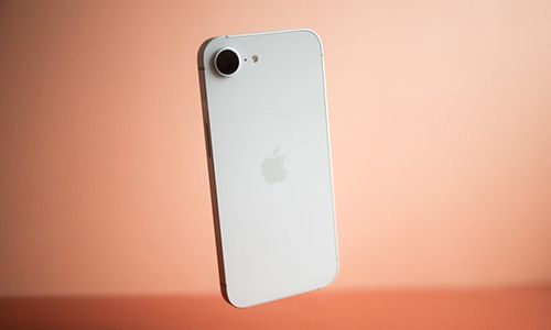 baksiden på iphone 16e i fargen hvit