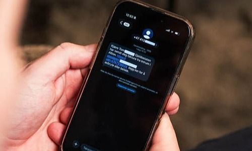 Hånd som holder mobil