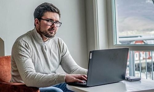 Kvinne med mobil i hånda