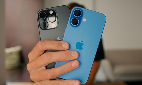 en hånd som holder en iphone 16 og en iphone 16 pro
