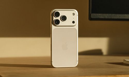 iphone 17 pro i fargen sølv stående på et trebord
