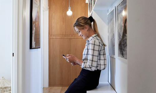 mobiler fra samsung jente med mobil
