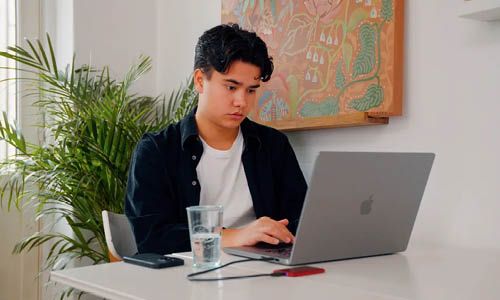 Mann med laptop