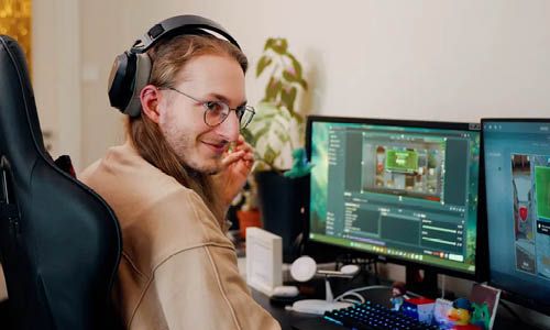 Andre foran gaming-PC