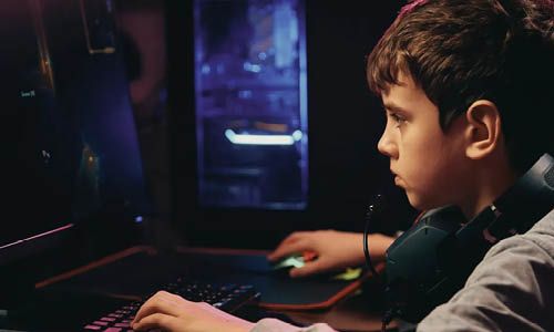 Et barn som gamer