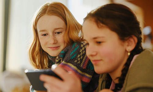 Jenter som ser på mobil