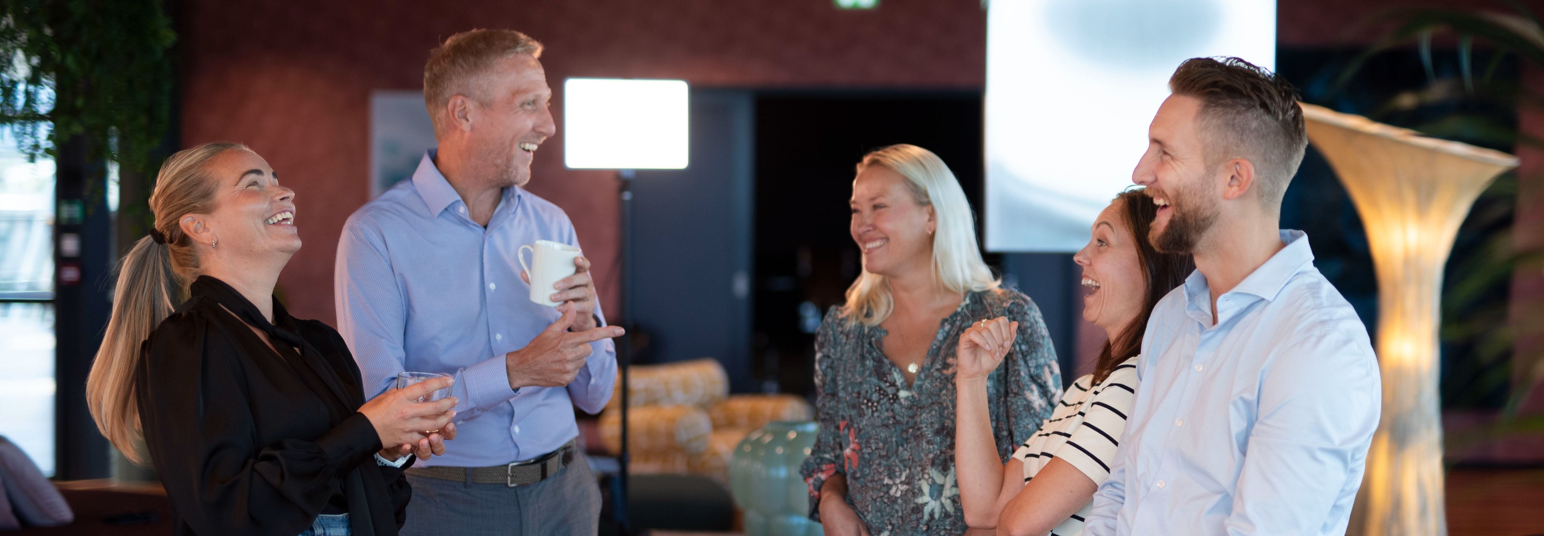 Coacher i IT Enablement ler og snakker sammen