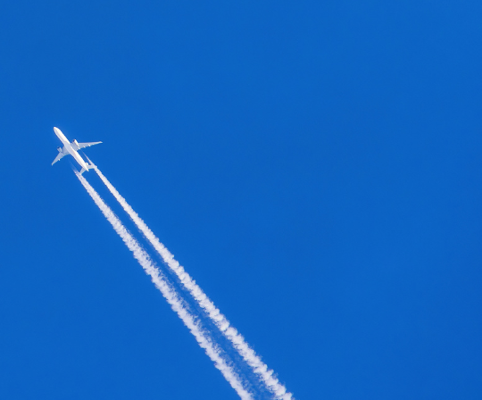 Blå himmel og et fly som er på vei til USA med mange mennesker som vil roame med Telenor